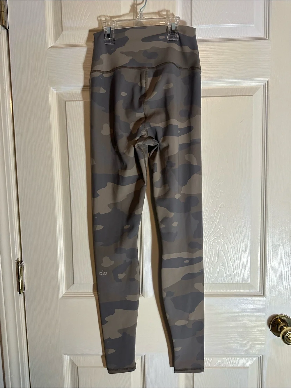 ALO Yoga High-Waist Camo Leggings in Taupe and Gray